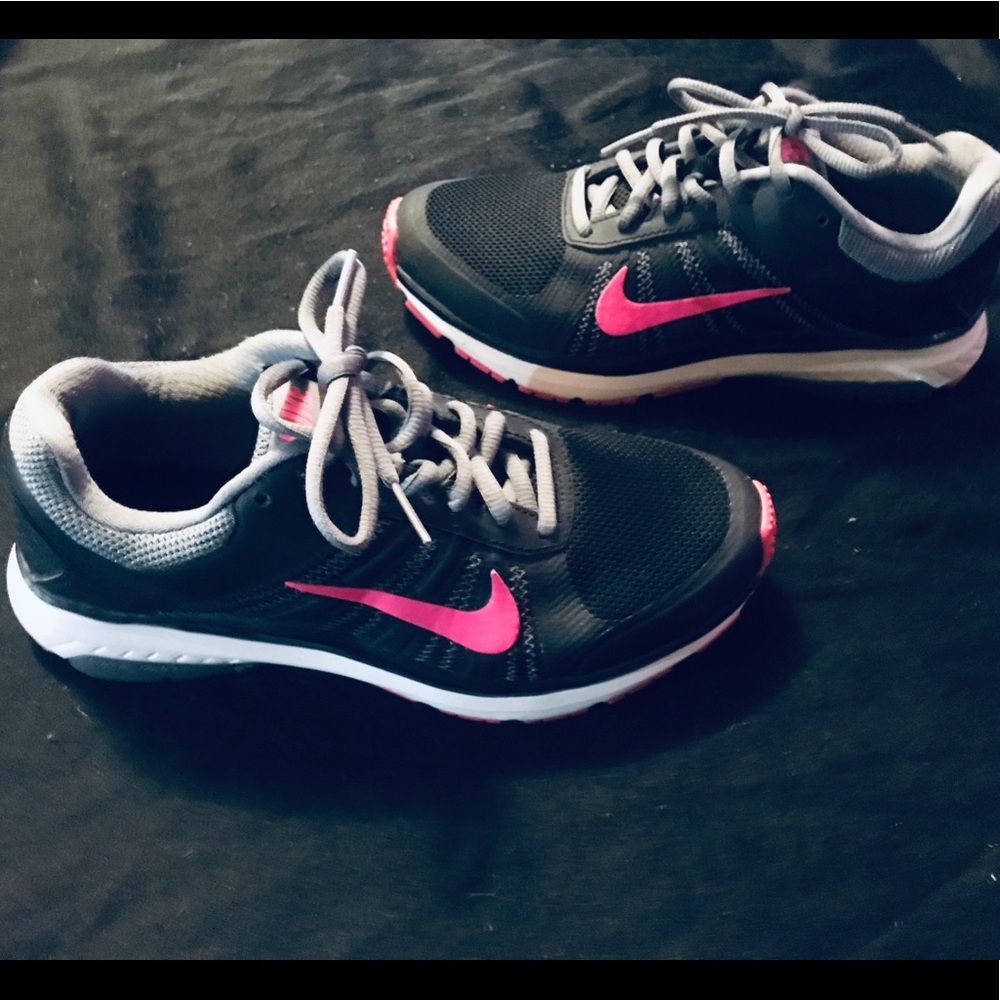 Nike women’s size 6 Nike Dart Athletic Shoes